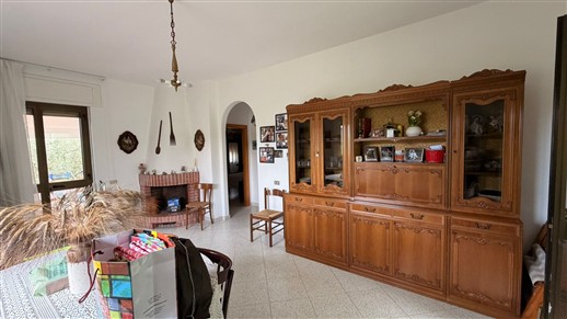 Villa Di 3 Vani e Acc. In Buono Stato, Rivestita In Pietra e Recintata.